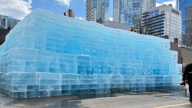 Toronto, caos di ghiaccio per il nuovo album di Drake: intervengono i vigili del fuoco
