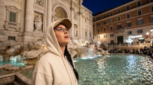 Katy Perry alla Fontana di Trevi: niente monetine, “lancia” la carta di credito nel rito virale