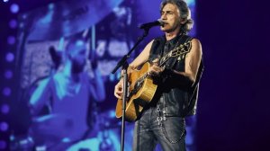 Ligabue riaccende i motori: a mezzanotte arriva “Qualcosa per te”